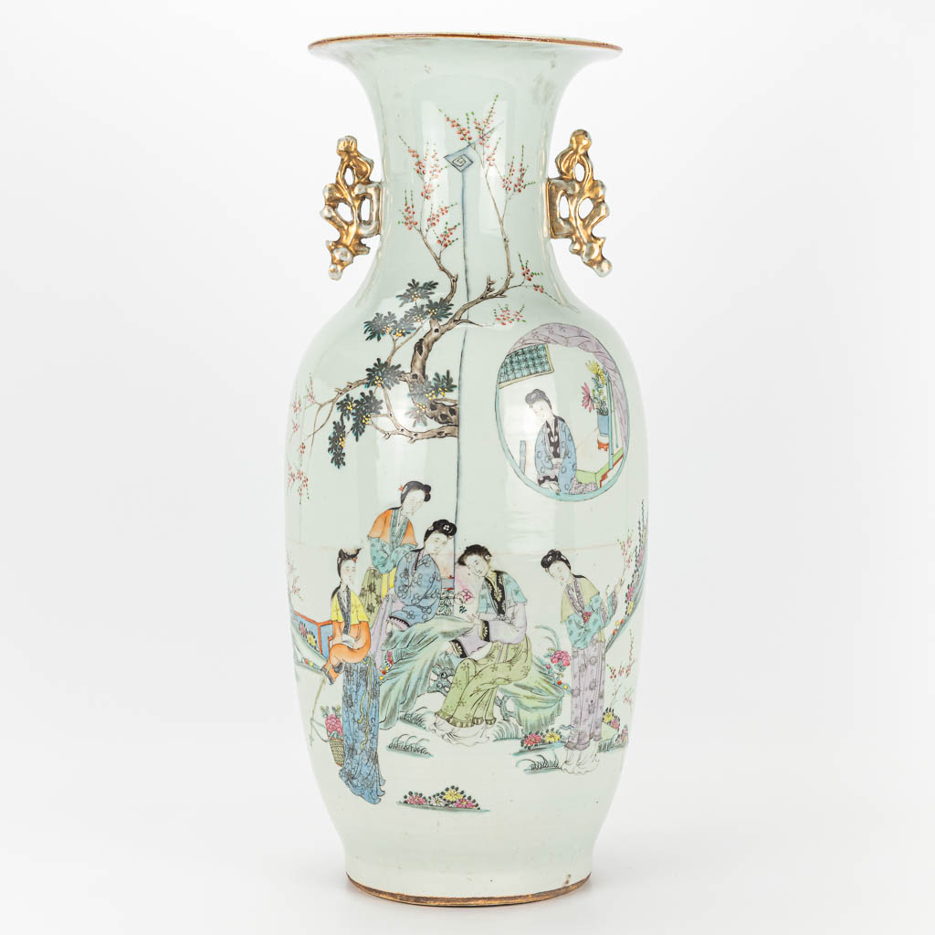 Lot 029 Een Chinese vaas gemaakt uit porselein met decor van een keizer en hofdames. (H:58cm)
