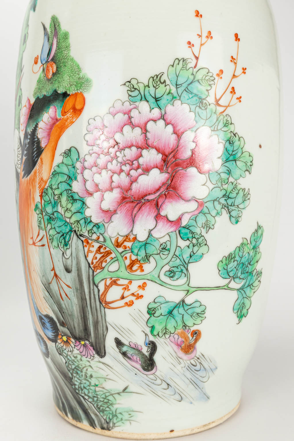 Een paar vazen gemaakt uit Chinees porselein versierd met pauwen en kraanvogels.