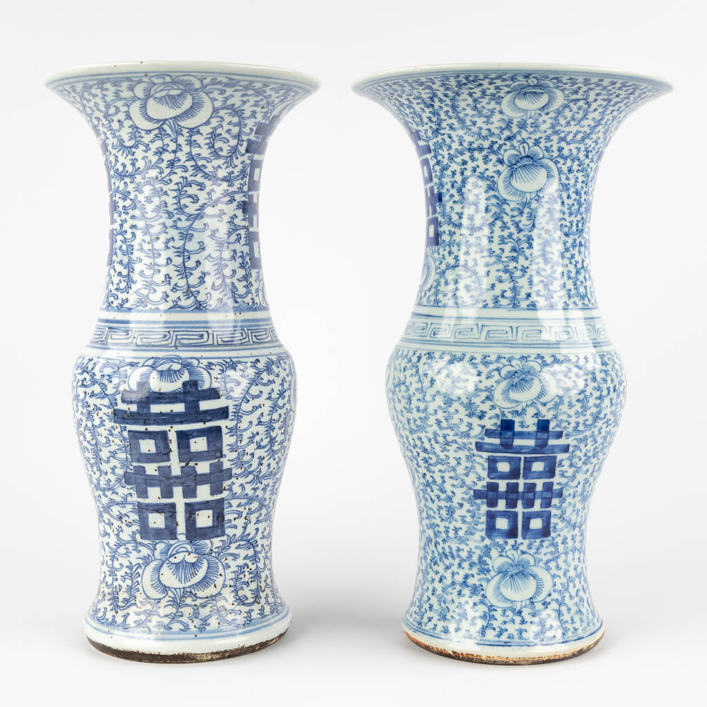 Drie Chinese vazen met blauw-wit decor en Celadon. 19de/20ste eeuw. (H:43 x D:19 cm)