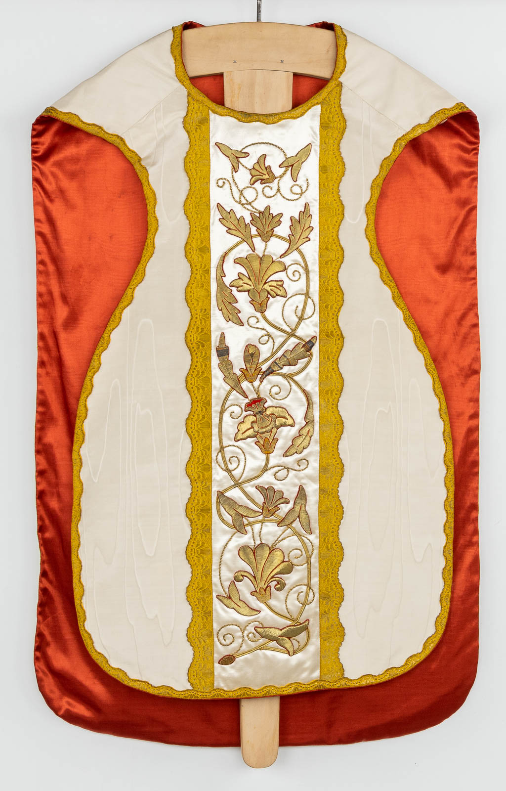 Een Romeinse kazuifel, dik goudbrokaat met een afbeelding van Het Lam Gods. (H:108 cm)