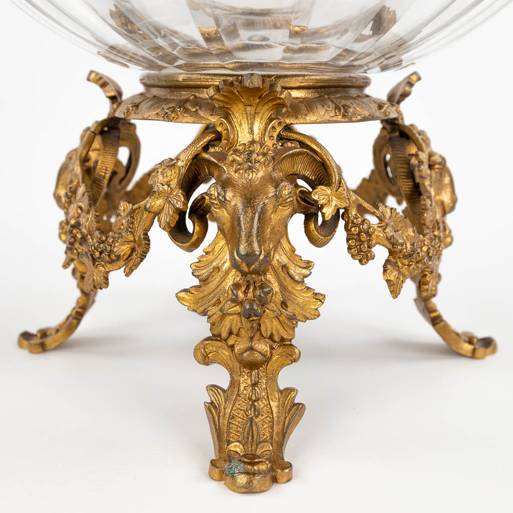 Een tafel middenstuk, kristal gemonteerd op een verguld bronzen basis. Lodewijk XVI, 19de eeuw. (D:28 x W:39 x H:24 cm)
