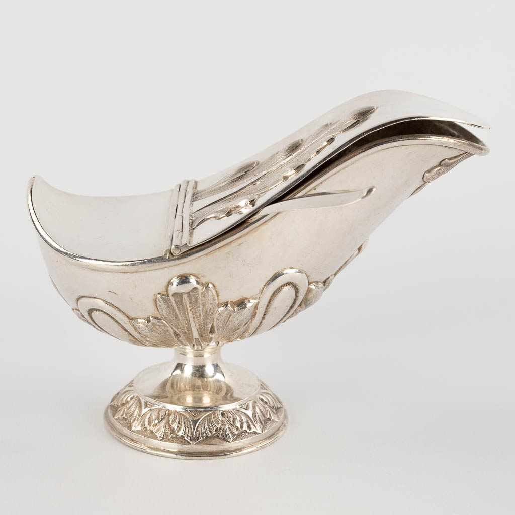A silver incense burner, spoon, and incense boat, silver. 19th C. 1176g. (H:33 x D:15 cm)