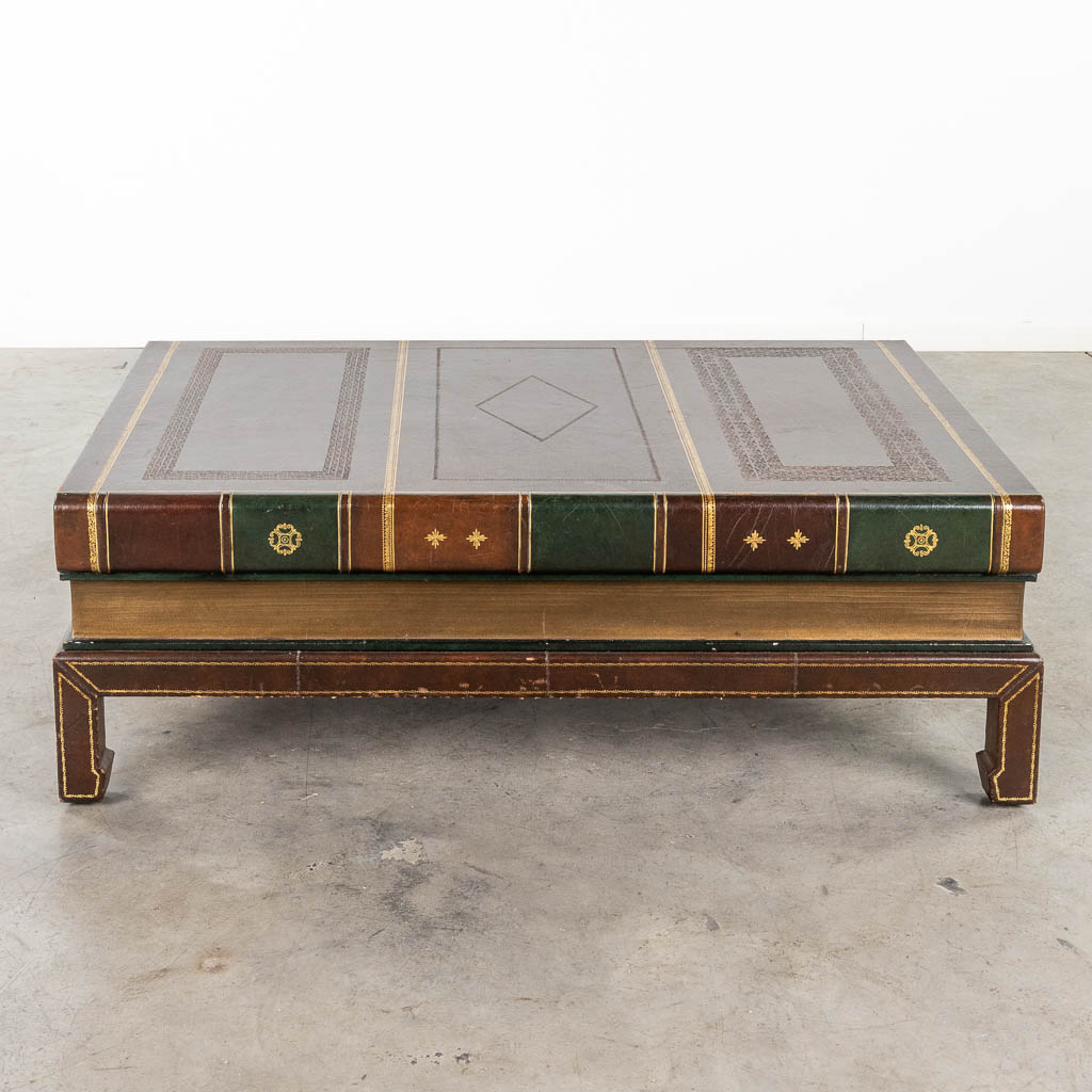 Een salontafel in de vorm van een groot boek, circa 1980. (D:79 x W:122 x H:42 cm)
