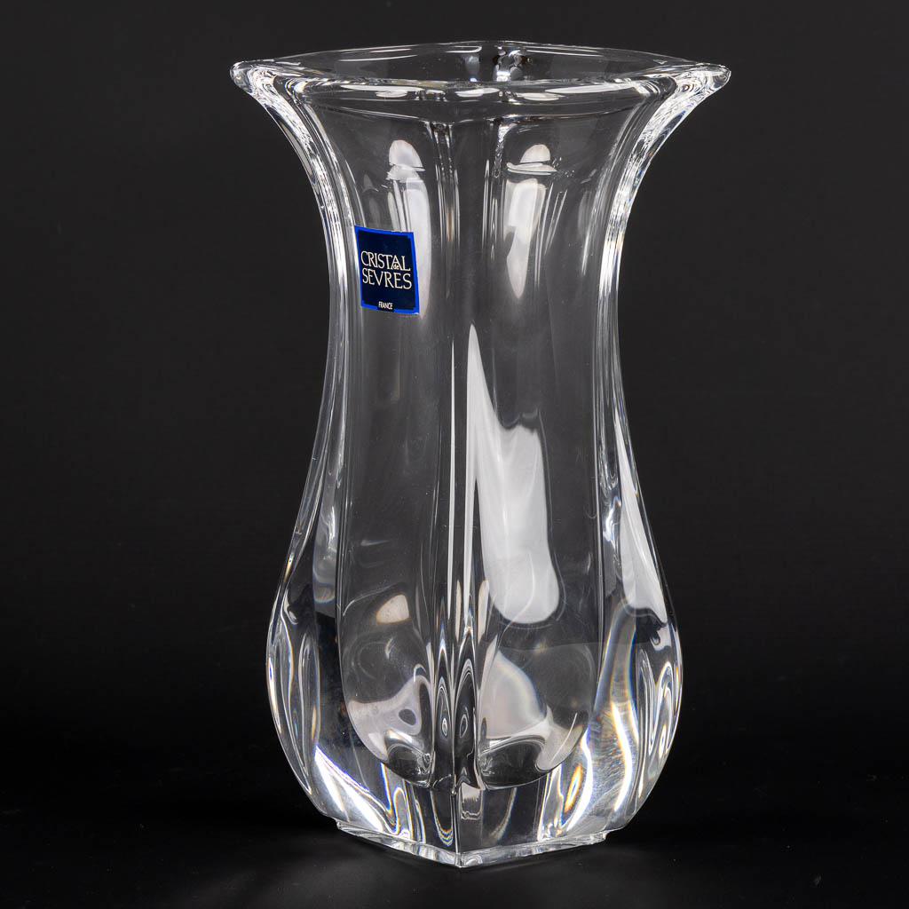 Cristal De Sèvres, a large crystal vase. (L:15 x W:18 x H:28 cm)