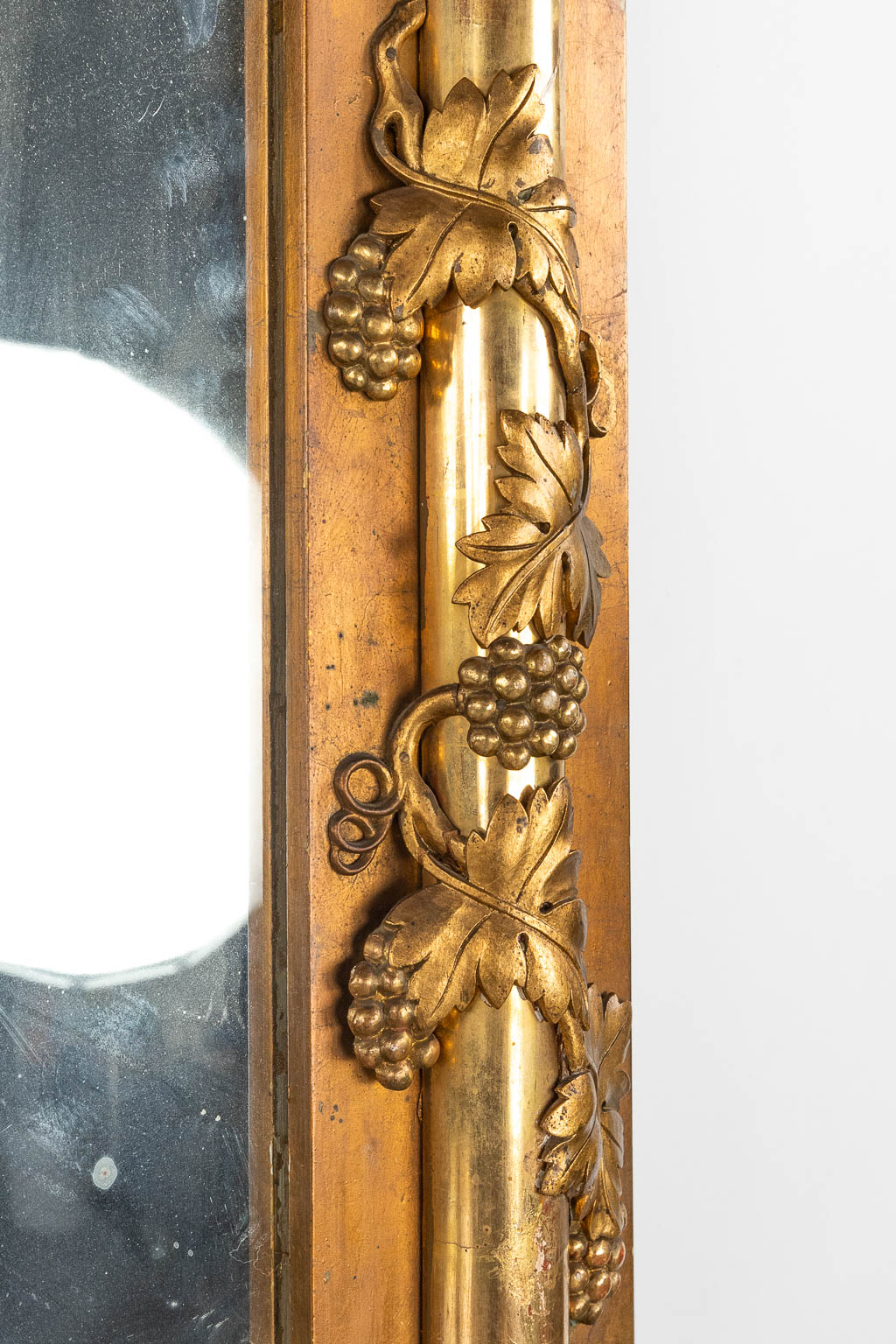 Een console met marmer blad en gedragen door vissen en een hoge spiegel, Empire, Baylanders Spegelfabrik. 19de eeuw. (D:50 x W: