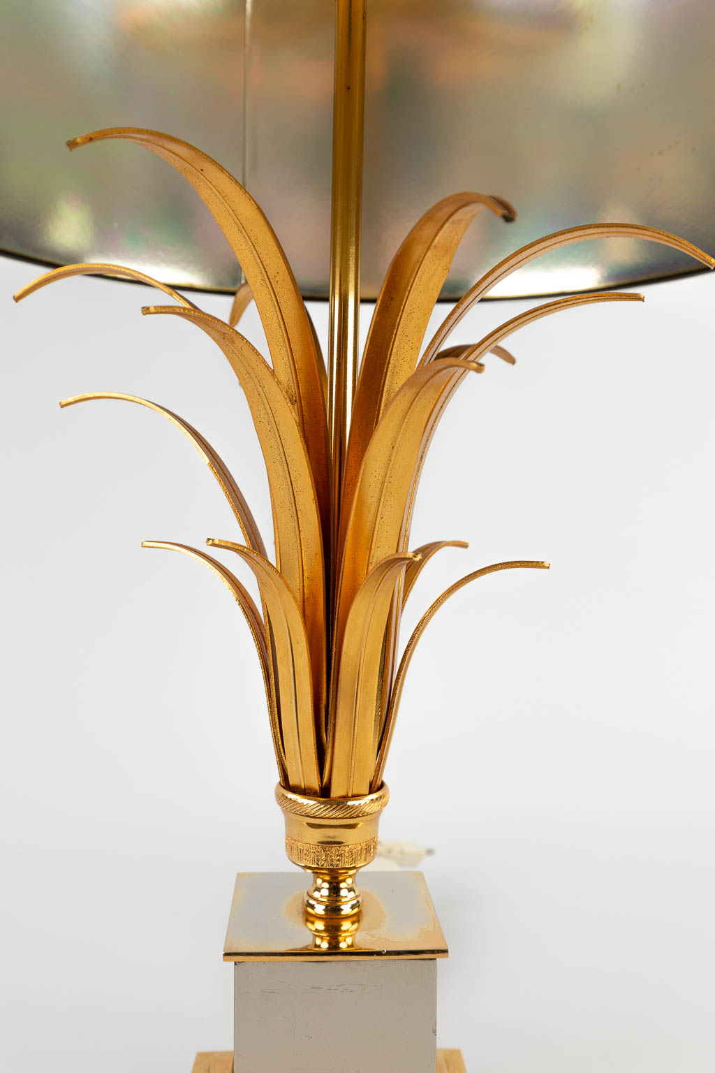 Een tafellamp, verguld metaal in Hollywood Regency stijl. Circa 1980. (H:62 cm)