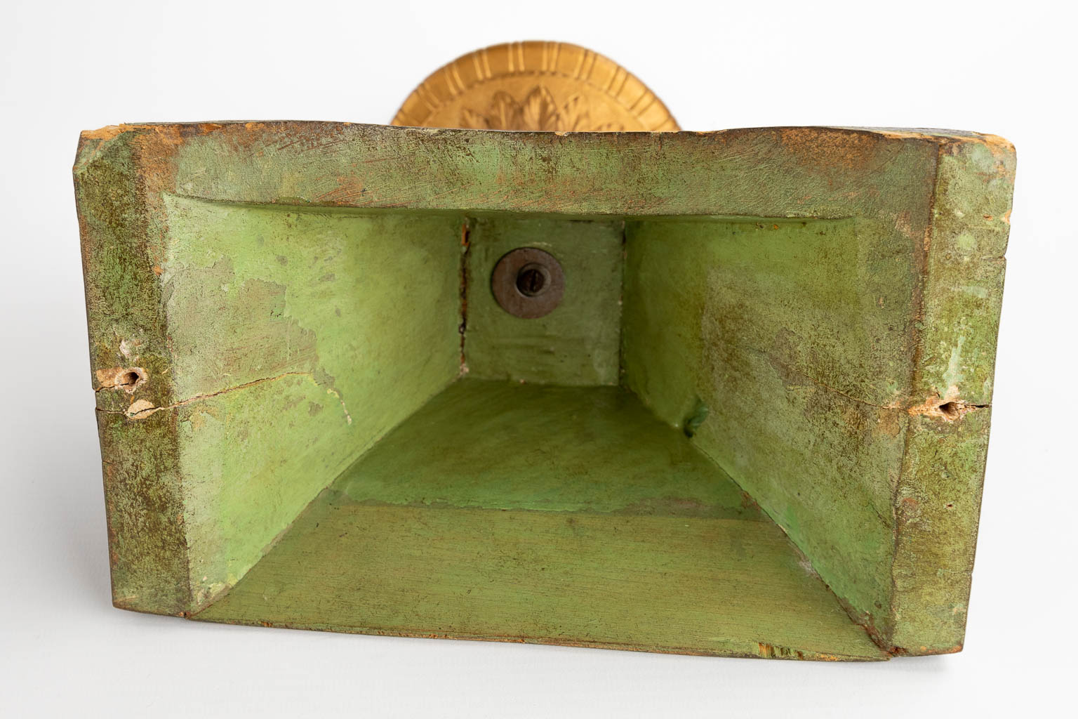 Een antieke kartelklok, hout gemonteerd met verguld brons, Lodewijk XVI. (D:14 x W:36 x H:79 cm)