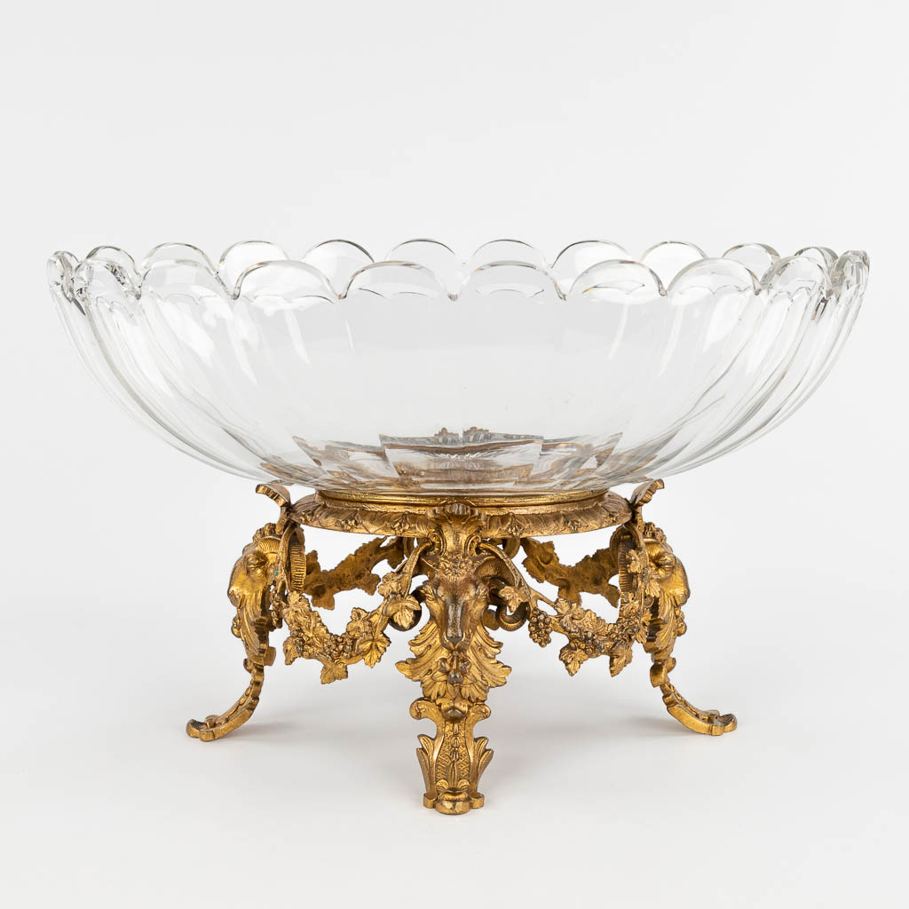 A table centrepiece with a crystal bowl mounted on a gilt bronze base, Lodewijk XVI. 19th C. (D:28 x W:39 x H:24 cm)