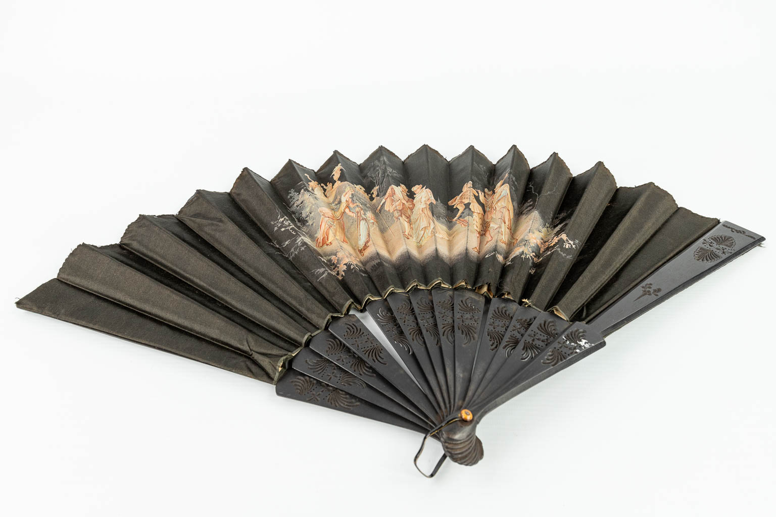 An antique hand-fan decorated with medieval scènes, made of silk. (H:35cm)