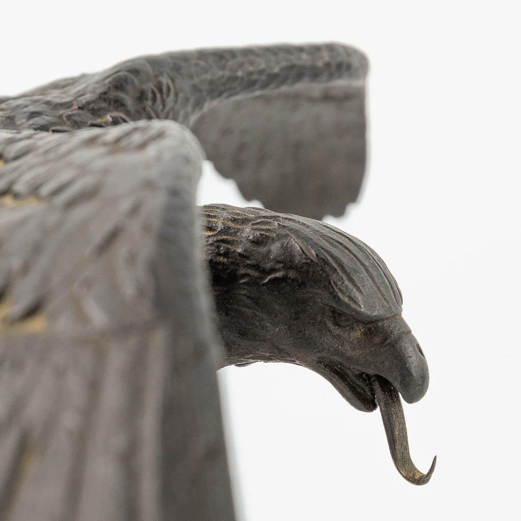 Een houder voor zakhorloge in de vorm van een adelaar, gemonteerd op een marmer sokkel. (H:20,5cm)