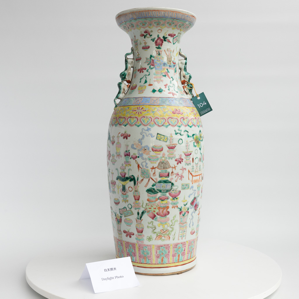 Een Chinese vaas gemaakt uit porselein met decor van 100 Antiquiteiten. (H:58cm)