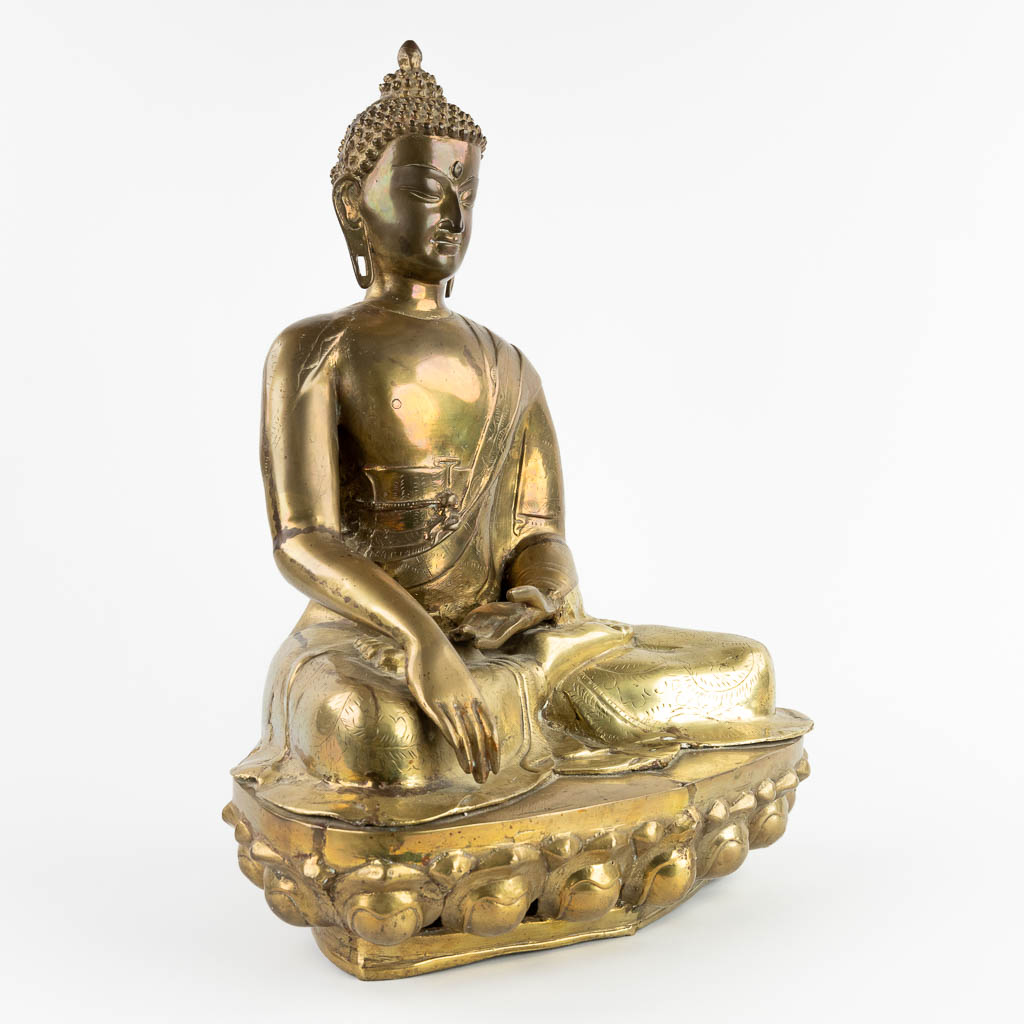 A decorative Thai buddha on a lotus flower, bronze, 20th C. (D:29 x W:42 x H:55 cm)