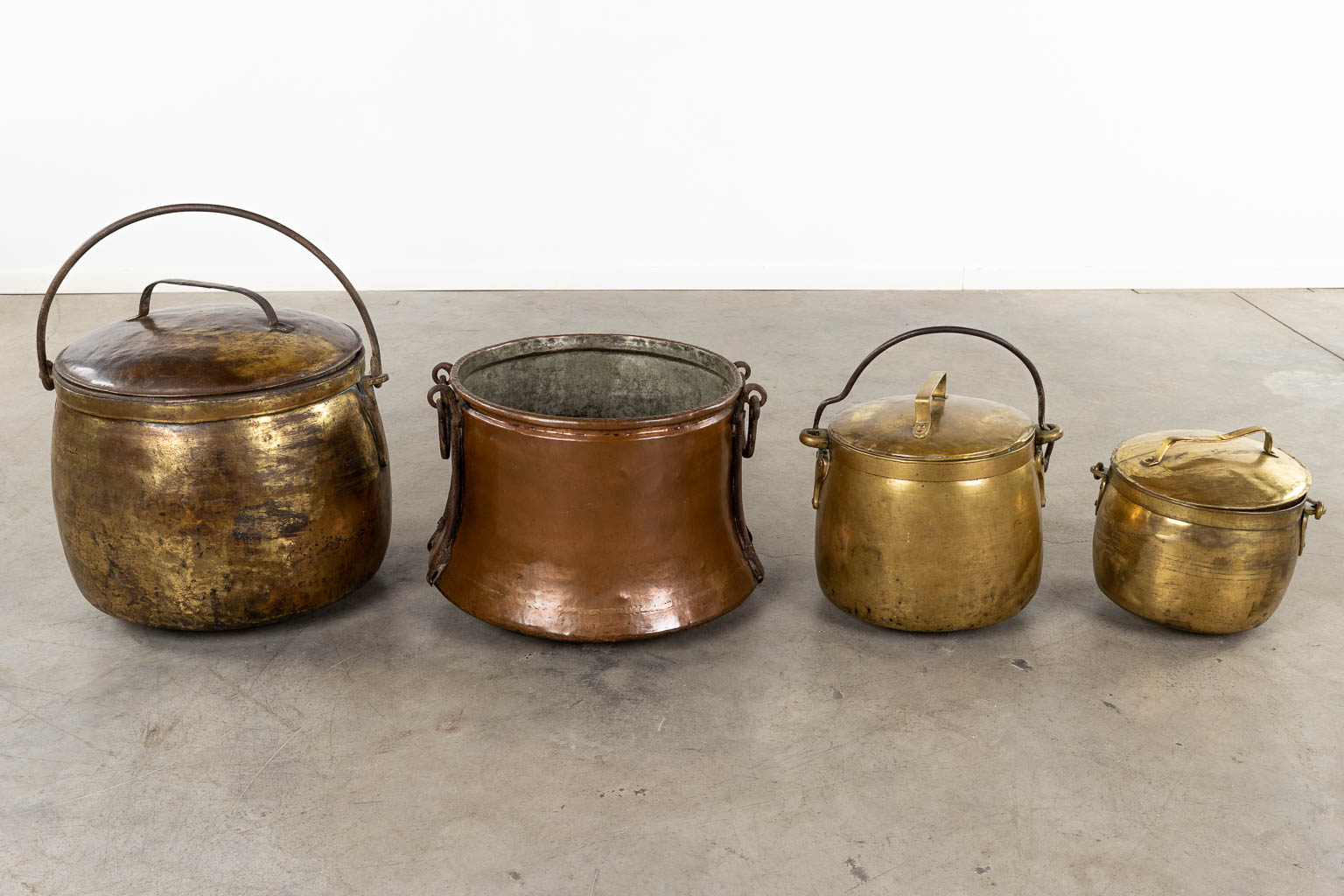 Vier stuks antieke koperen kookpotten. 19de eeuw. (H:40 x D:56 cm)