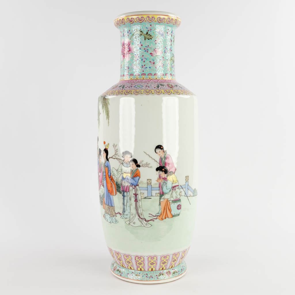 A Chinese vase decorated with ladies in the garden, 20th C. (H:60 x D:24 cm)