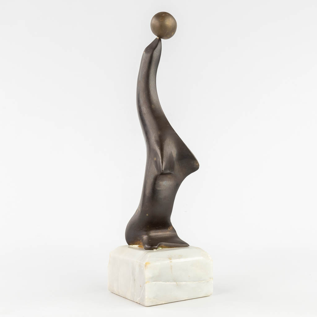 Hattakitkosol SOMCHAI (1934-2000) 'Sea Lion' patinated bronze. (L:8,5 x W:8,5 x H:31 cm)