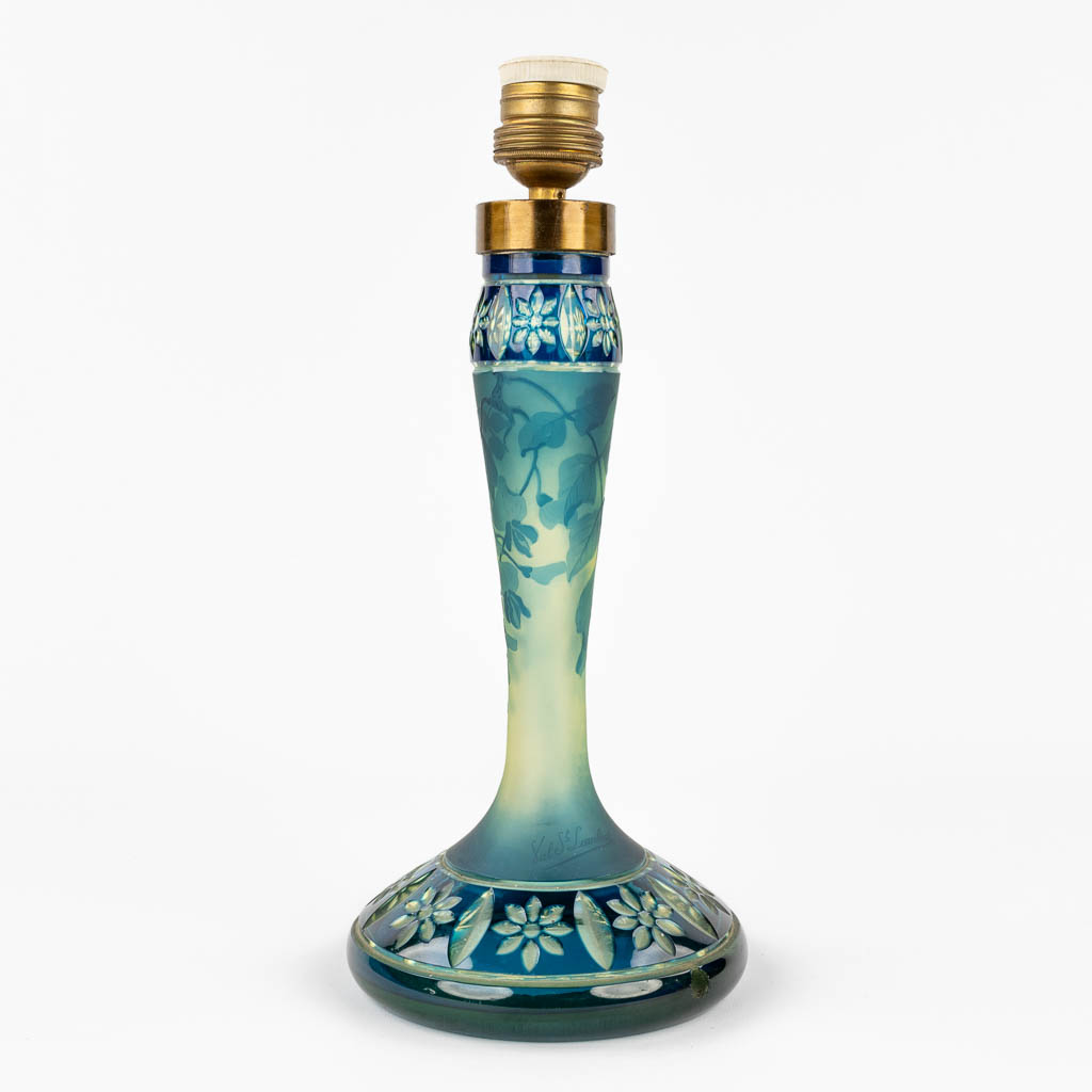 Val Saint Lambert, a pâte de verre table lamp with green and blue floral decor. (H:32 x D:14 cm)