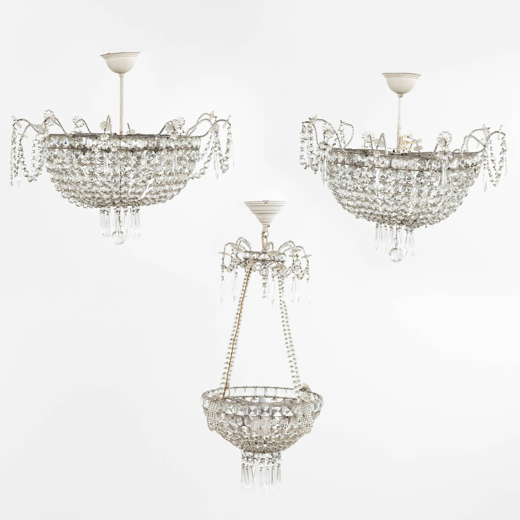 Een collectie van 3 luchters gemaakt uit metaal en glas 'Sac-à-Perles' (50 x 58cm)