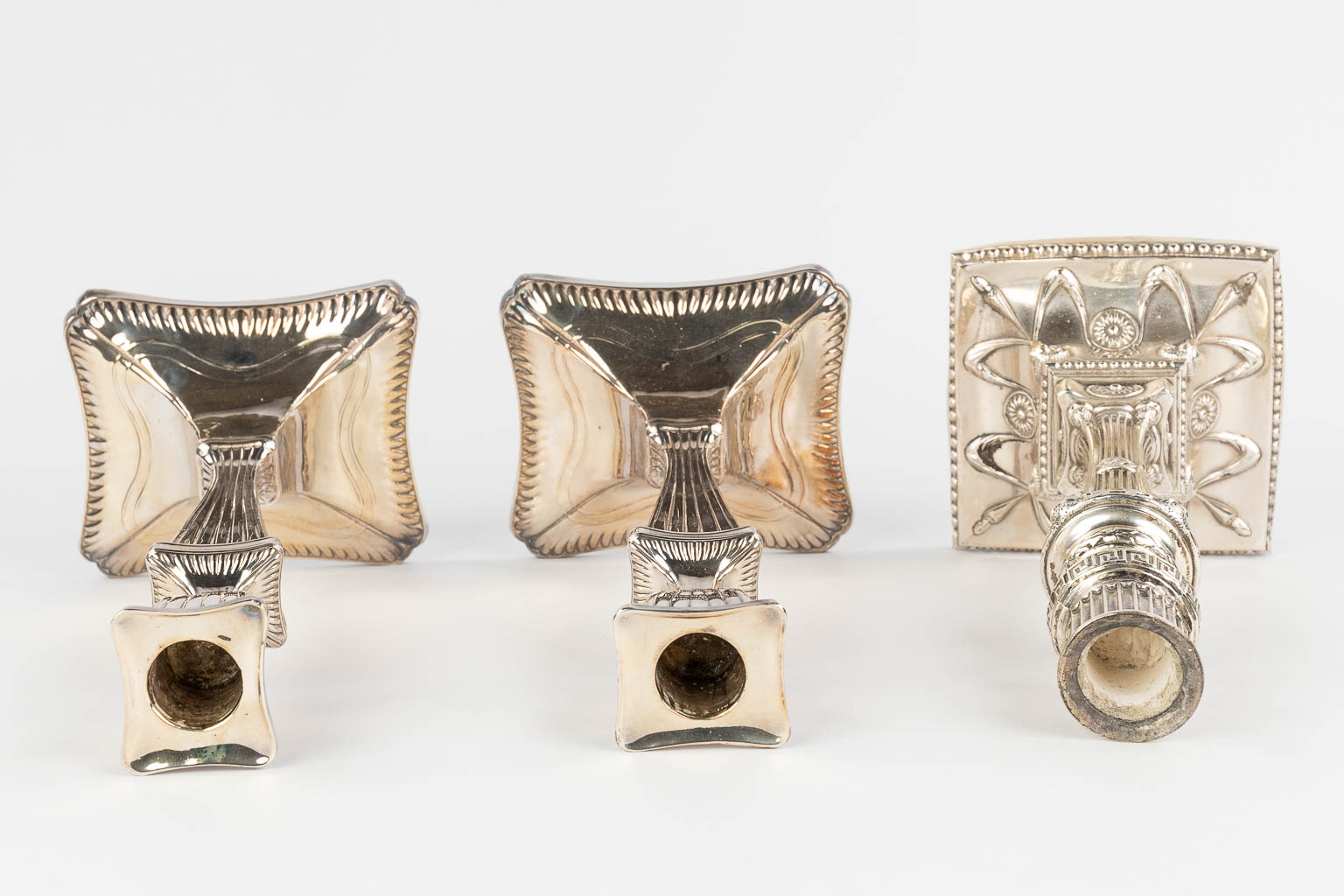 Een collectie van een paar en één kandelaars gemaakt uit zilver. (L: 13 x W: 14,5 x H: 29 cm)