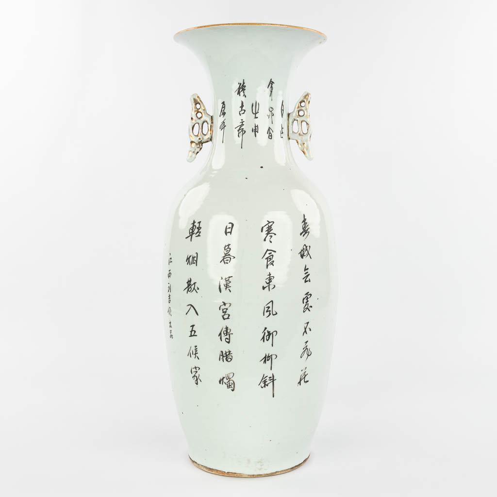 Een Chinese vaas gemaakt uit porselein en versierd met hofdames in de tuin. (H:57cm)