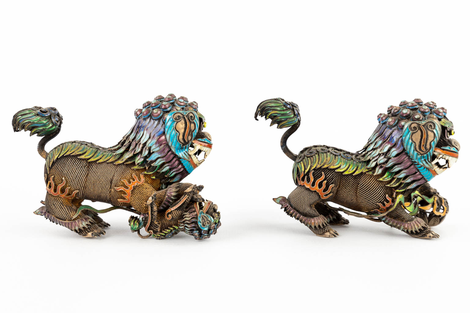 A pair of foo dogs, filigree silver finished with enamel. 20th C. 251g. (D:4 x W:10,5 x H:7 cm)