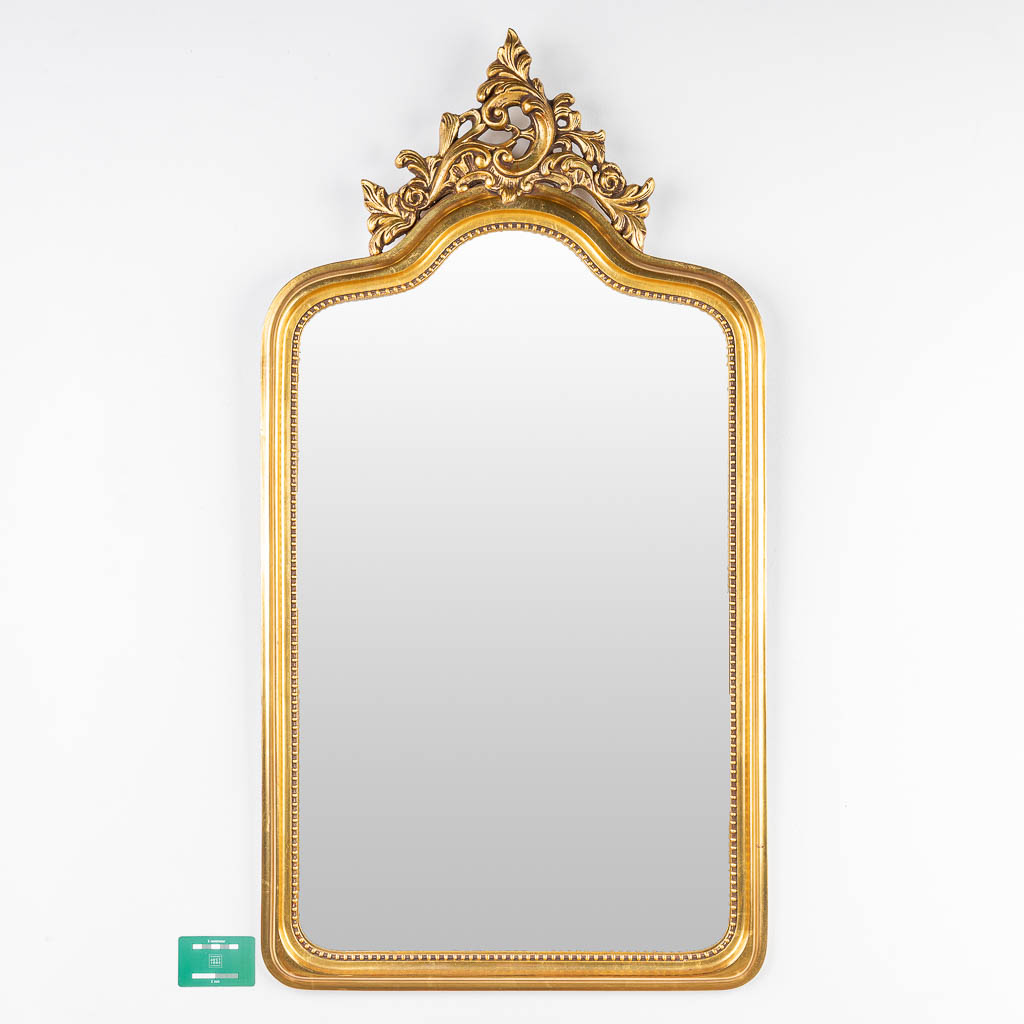 Een spiegel in Lodewijk XV stijl, verguld gesculpteerd hout en stucco (H:105cm)