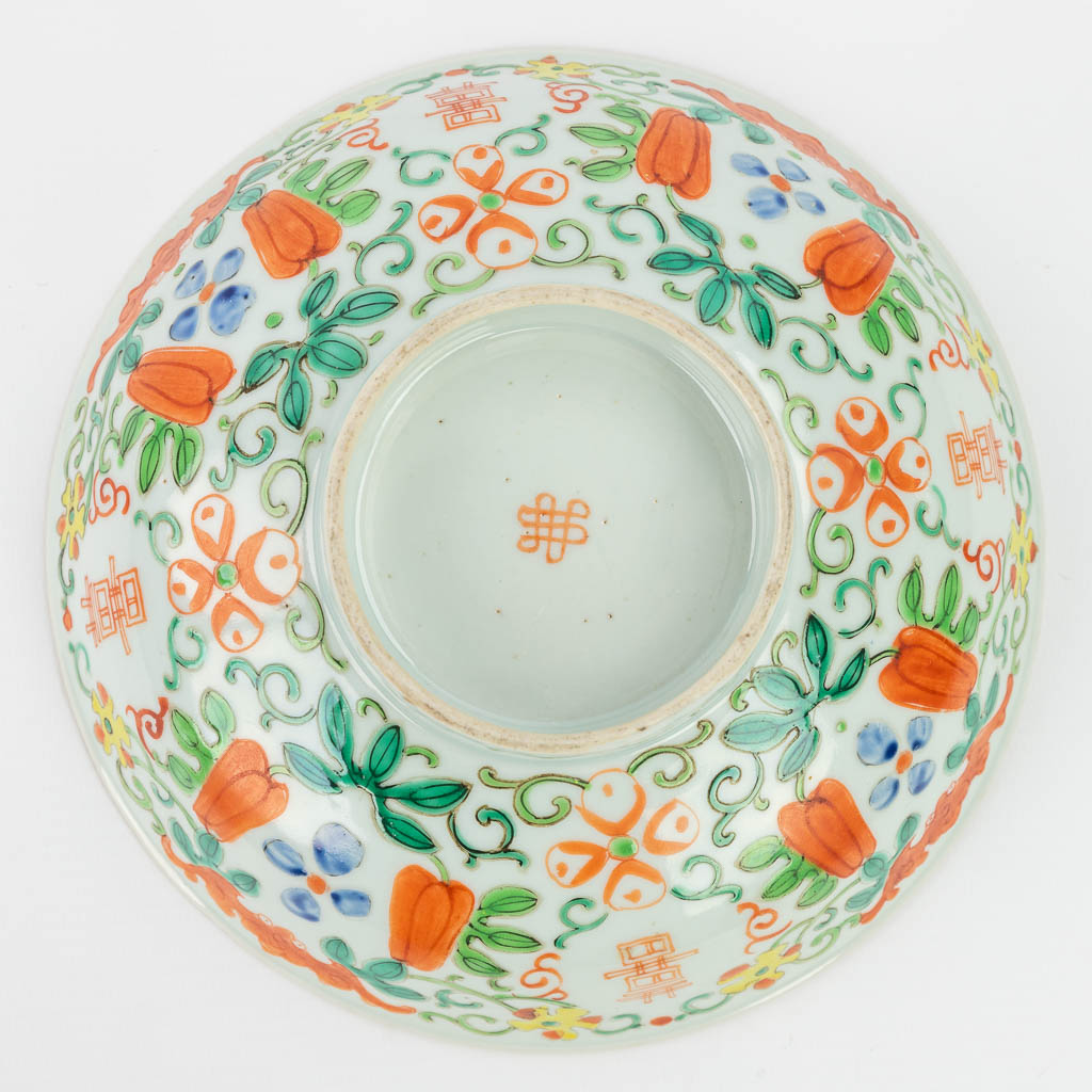 A collection of 7 Chinese and Japanese plates made of porcelain, Imari. 