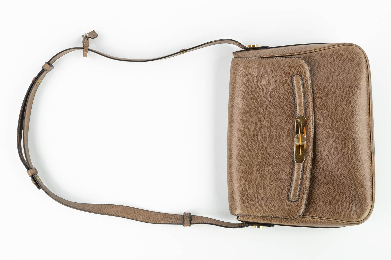 A handbag made of brown leather and marked Delvaux. (H:22cm)