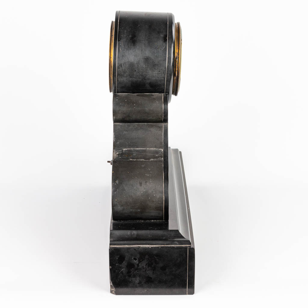 Een klok gemaakt uit zwarte marmer met ingelegde rode marmer en met kwikslinger. (H:47cm)