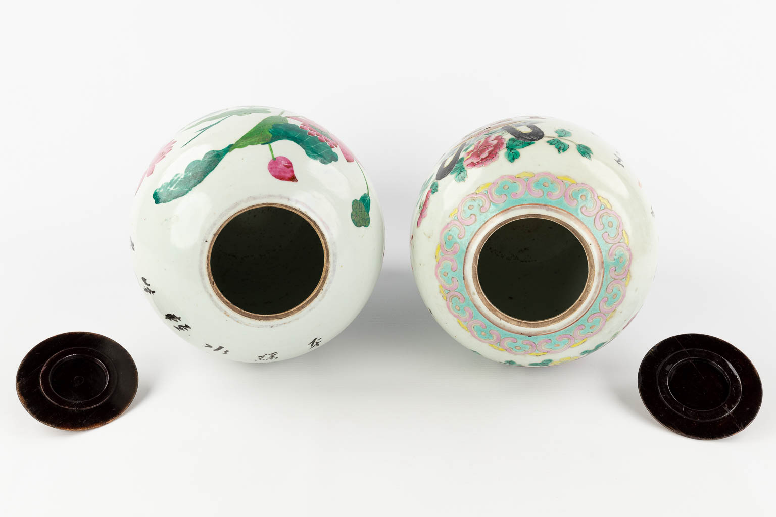 A collection of 2 Chinese pots with a lid. 19th/20th C. (H: 31 x D: 22 cm)