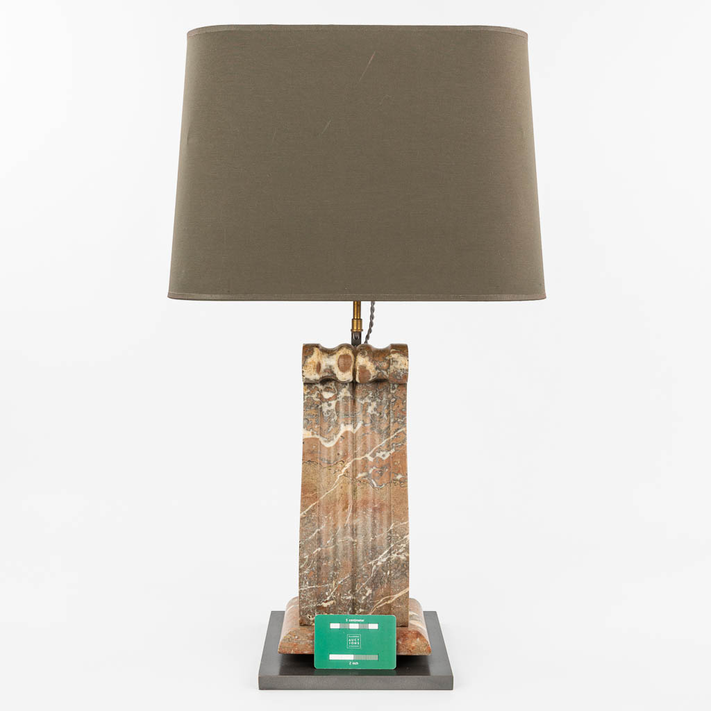 Een marmer tafellamp met lampenvoet in de vorm van een sokkel. (H:45cm)