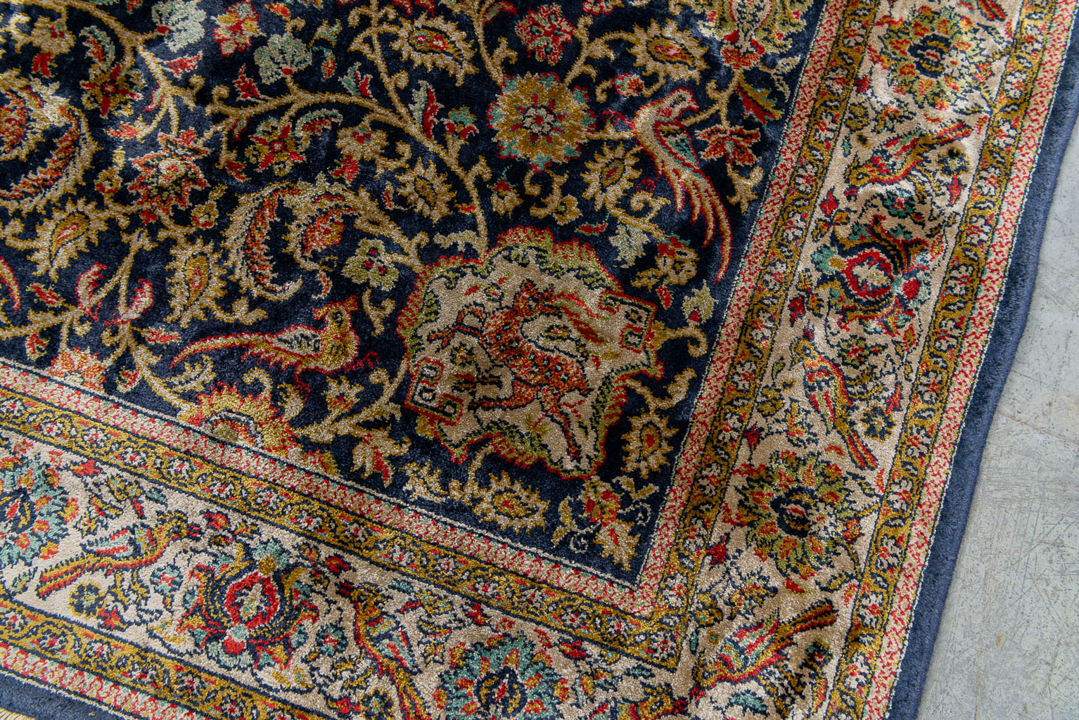 Een tapijt gemaakt uit zijde, machinaal gemaakt. (171 x 104 cm)