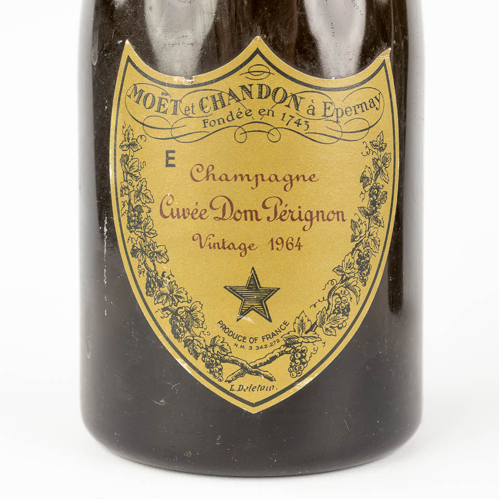 Dom Pérignom, een paar flessen Champagne. 1964. (H: 30 cm)