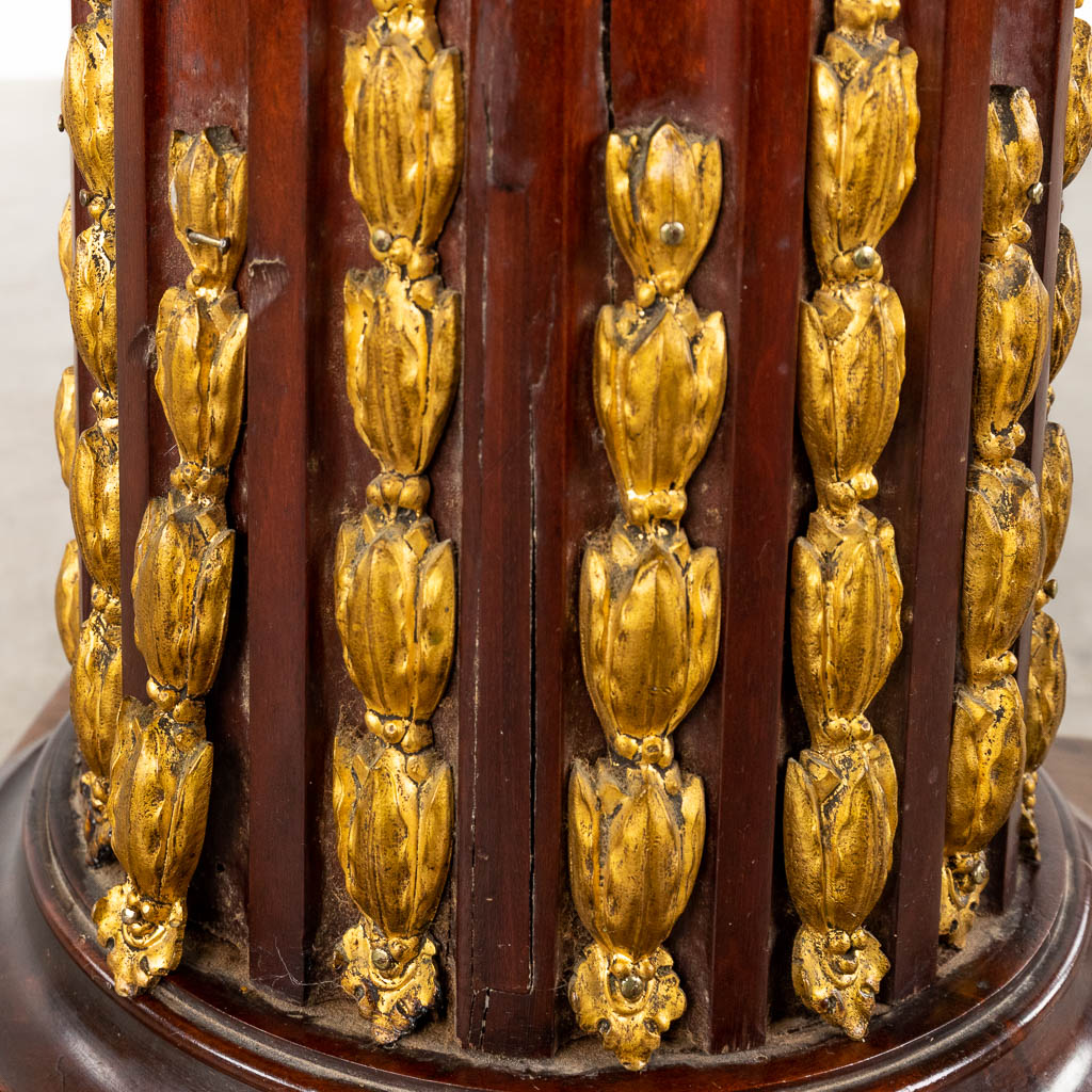 Een staander, mahonie gemonteerd met brons in Lodewijk XVI stijl. Circa 1900. (D:31 x W:31 x H:103 cm)