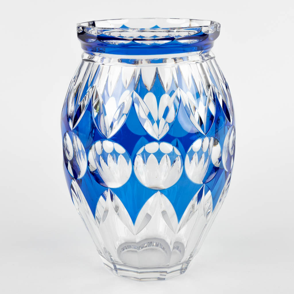 Val Saint Lambert, een karaf met 6 glazen en een blauwe vaas. (H:40 x D:10 cm)