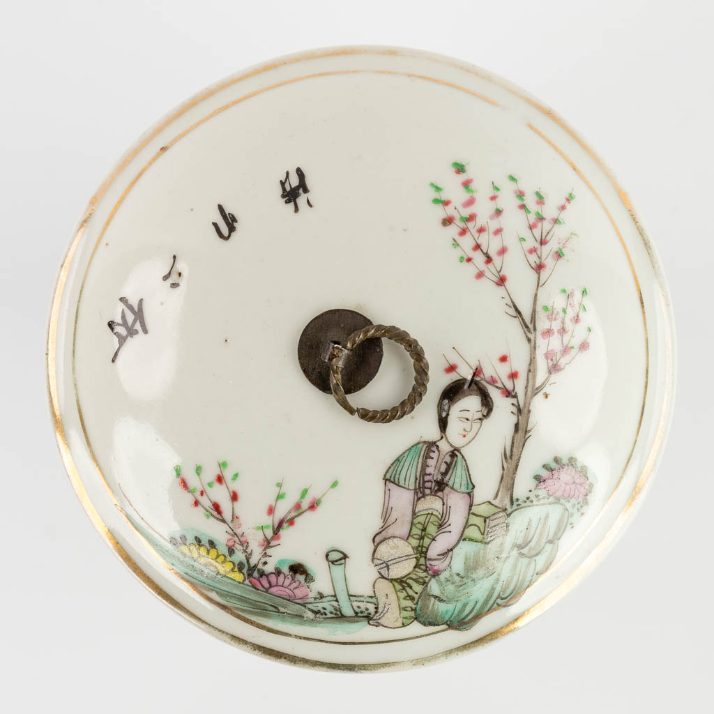 Vijf stuks Chinees porselein, afgewerkt met handgeschilderde decors. 19de/20ste eeuw. (H:19 x D:9 cm)