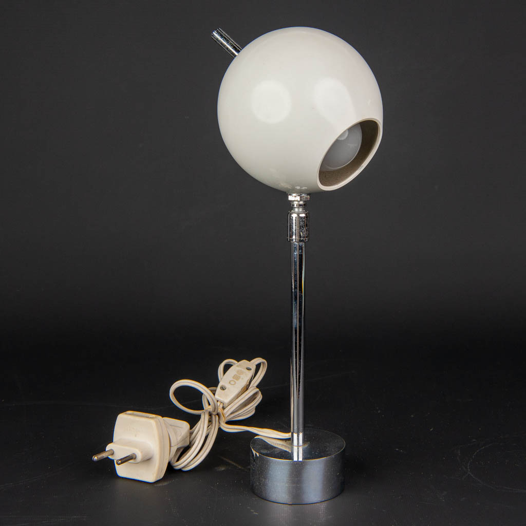 Een mid-century bureaulamp gemaakt uit metaal en gemonteerd op een chroom voet. (H:31cm)
