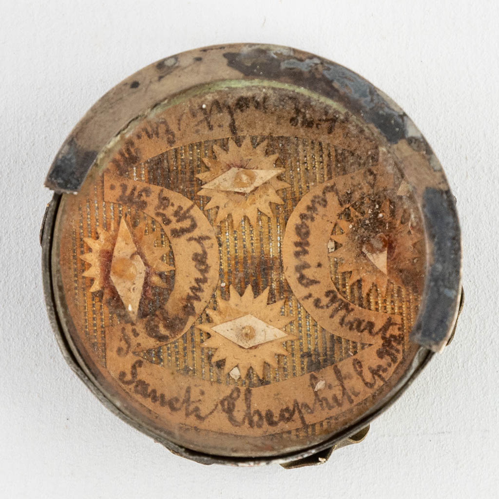 A sealed theca with a relic: Ex Ossibus sanctorum episcorum de martyrum Theophili, Thomae & Hypolyti & Sancti martyris Zenonis