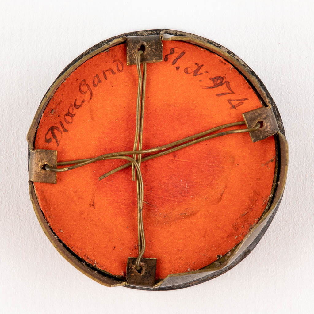 Een theca met relikwie en document: 'Ex Ossibus Sancta Barbarae, V. M. (H:1,2 x D:4 cm)
