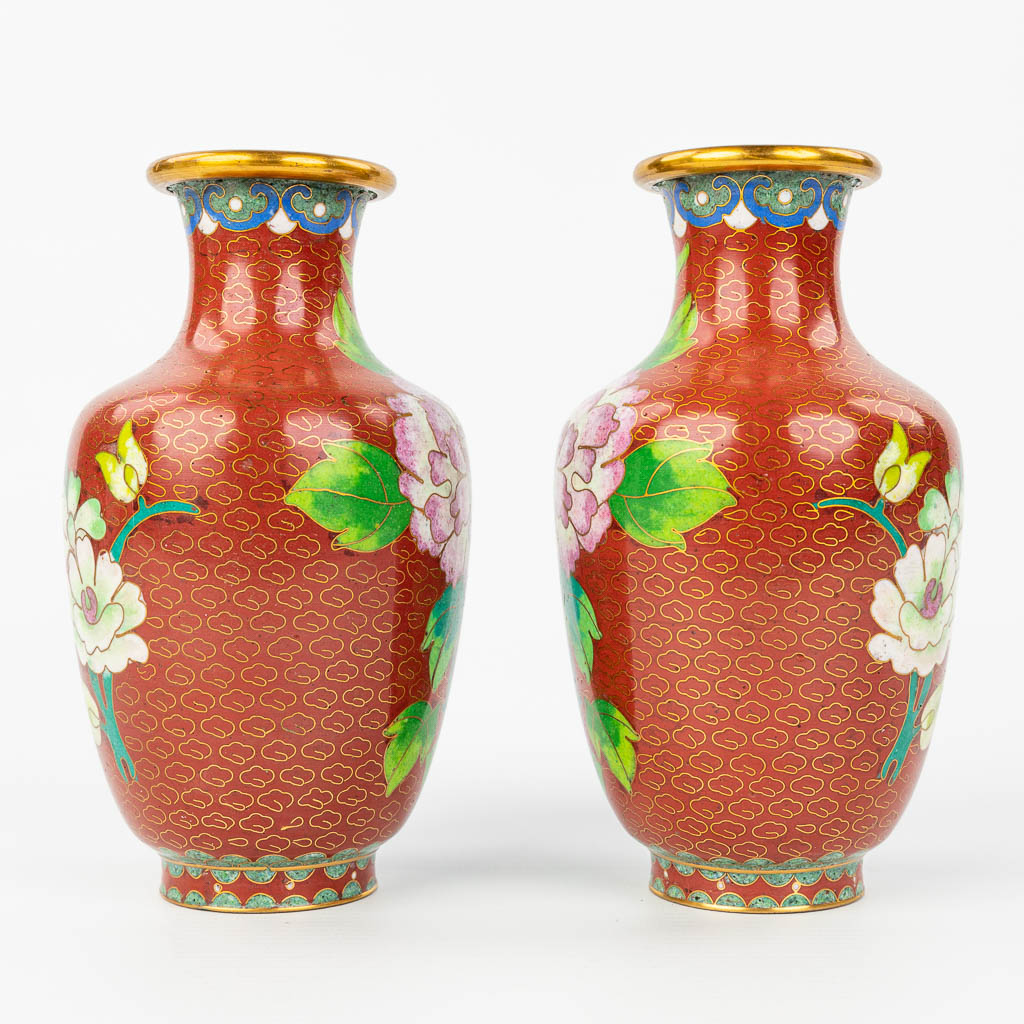 Een collectie van 2 paar vazen met cloisonné email en versierd met floraal decor. (H:25,5cm)