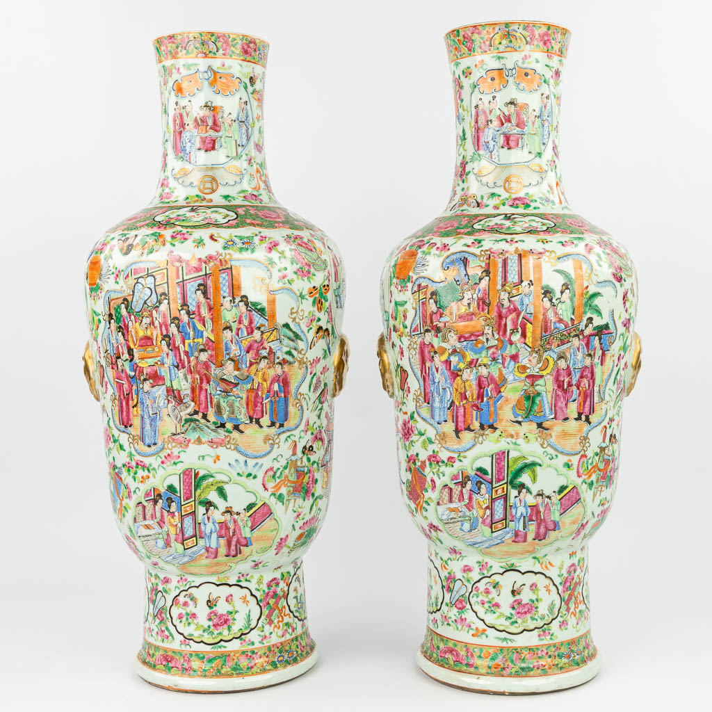 Lot 049 Een paar grote Chinese Kanton vazen gemaakt uit porselein en versierd met taferelen van 