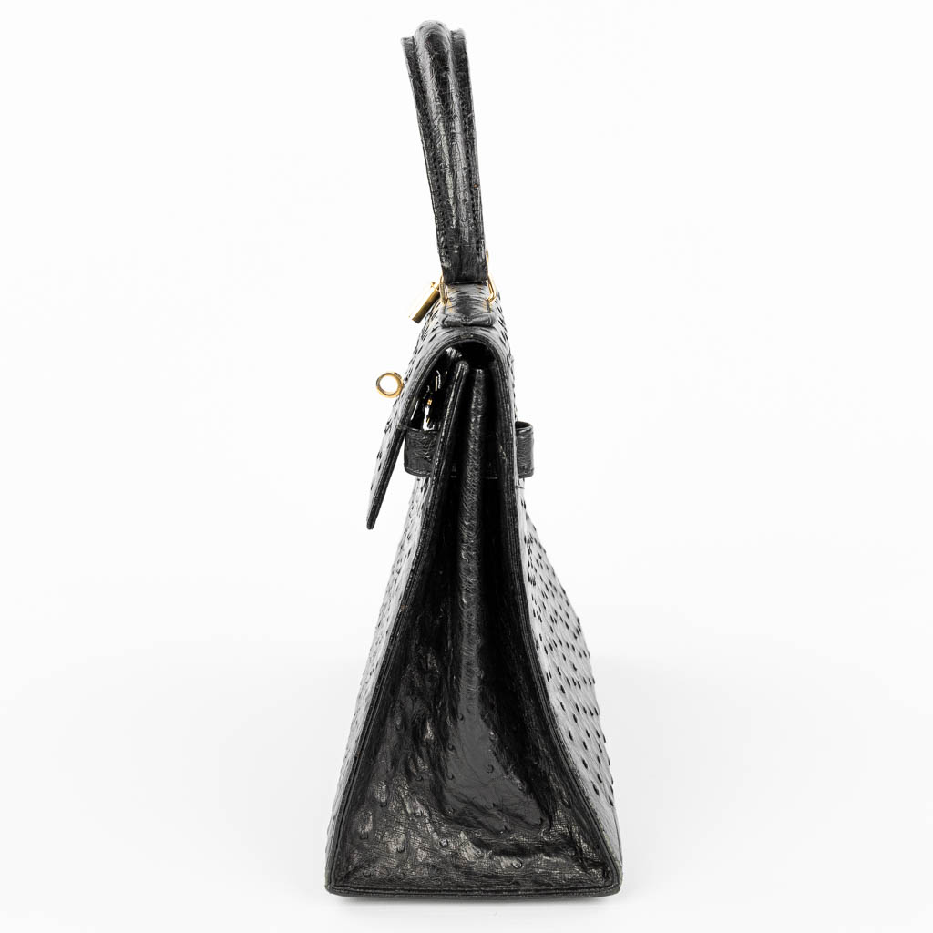 Een handtas gemaakt uit zwart struisvogelleder, gemaakt door Olivier Gurtner in Zwitserland. (H:28cm)