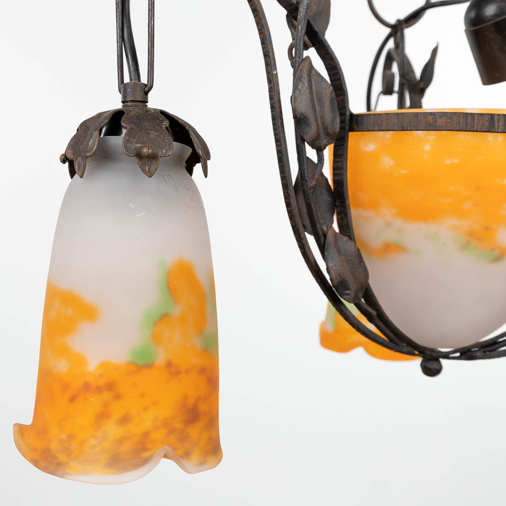 Een luchter gemaakt in art deco stijl uit smeedijzer en afgewerkt met pate-de-verre lampkappen gemerkt Muller. (H:100cm)