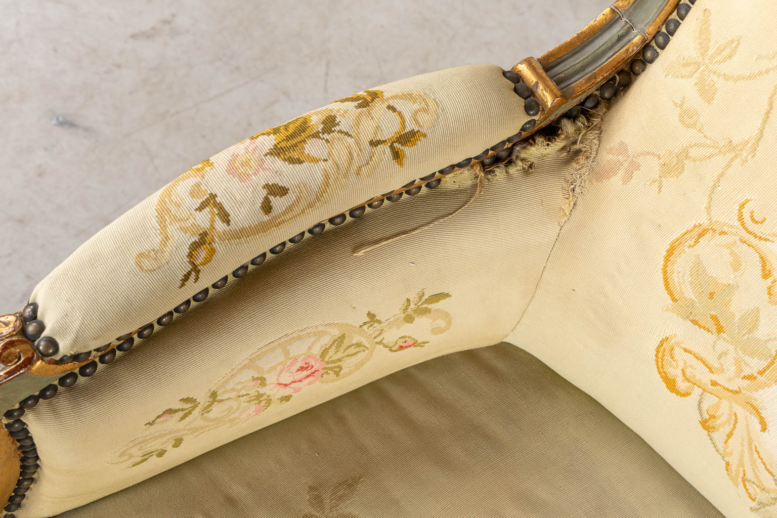 Een Lodewijk XV stijl zetel, overtrokken met bloemen borduurwerken. (L:80 x W:175 x H:96 cm)