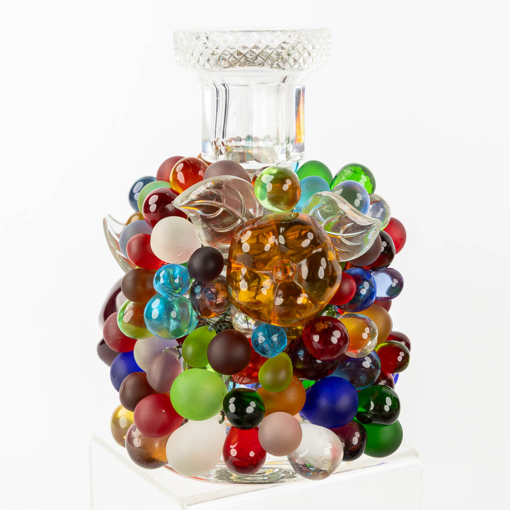 Een grote collectie tafeldecoratie en ornamenten, gekleurd glas. (H:16 x D:16 cm)