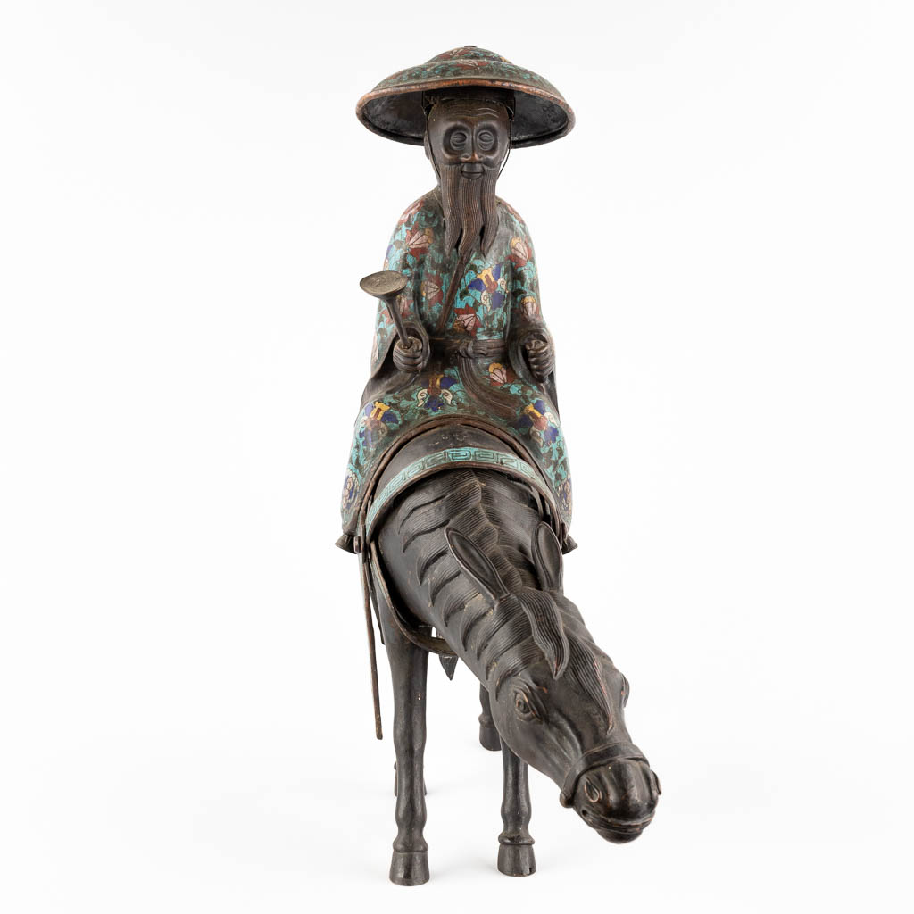 Een Japanse figuur van Lao Zi op een muilezel, Champslevé brons. Waarschijnlijk Meji. (D:18 x W:55 x H:57 cm)