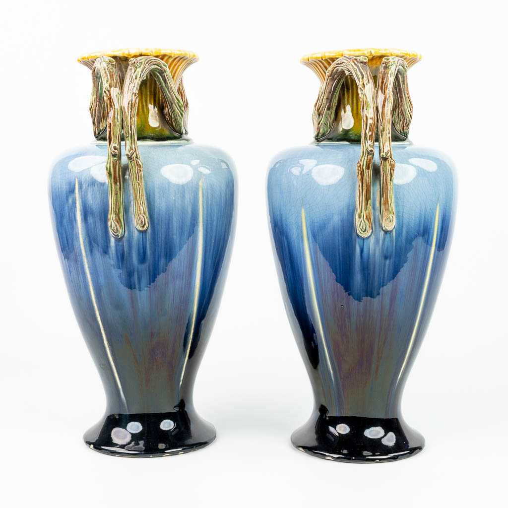 Een paar vazen gemaakt uit geglazuurde faience in art nouveau stijl in Hasselt. (H:50,5cm)