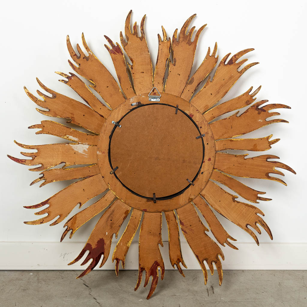 Een zonnespiegel, gesculpteerd hout met een convexe/bolle spiegel. Circa 1960. (D:63 cm)
