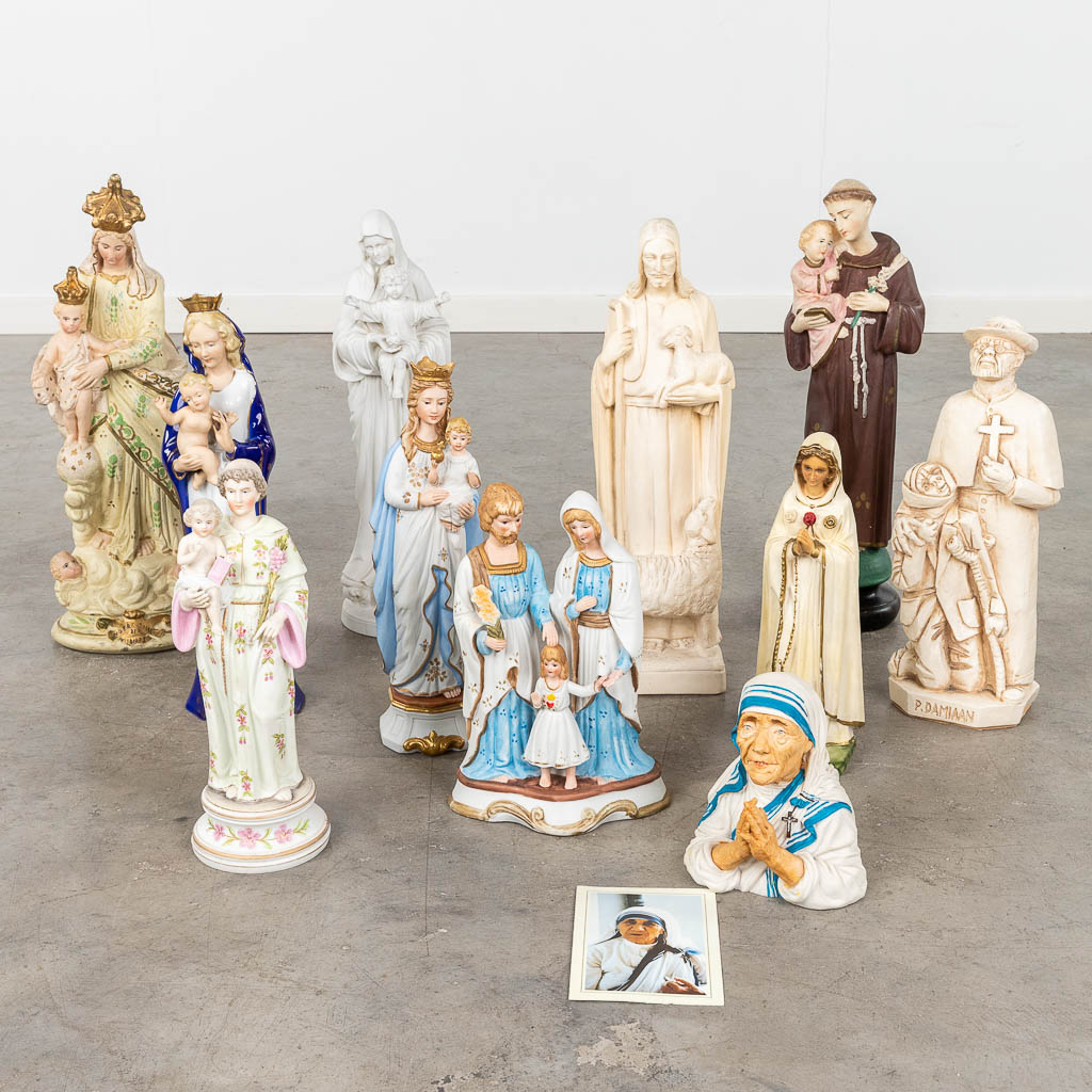  Een collectie van 11 heiligebeelden, porselein en plaaster. 