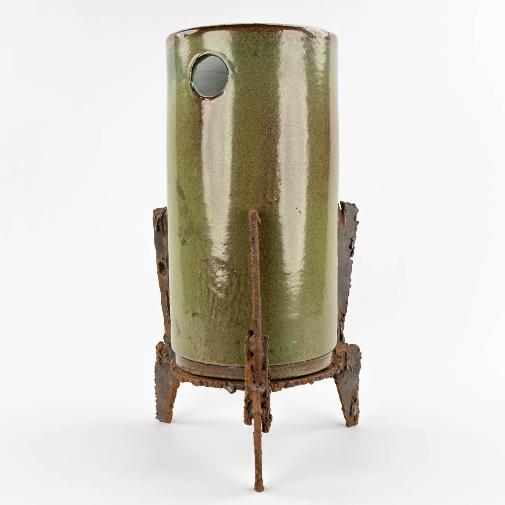 Rogier VANDEWEGHE & Pia MANU, vase in a metal stand. Glazed ceramics for Amphora. (D:26 x W:28 x H:51 cm)