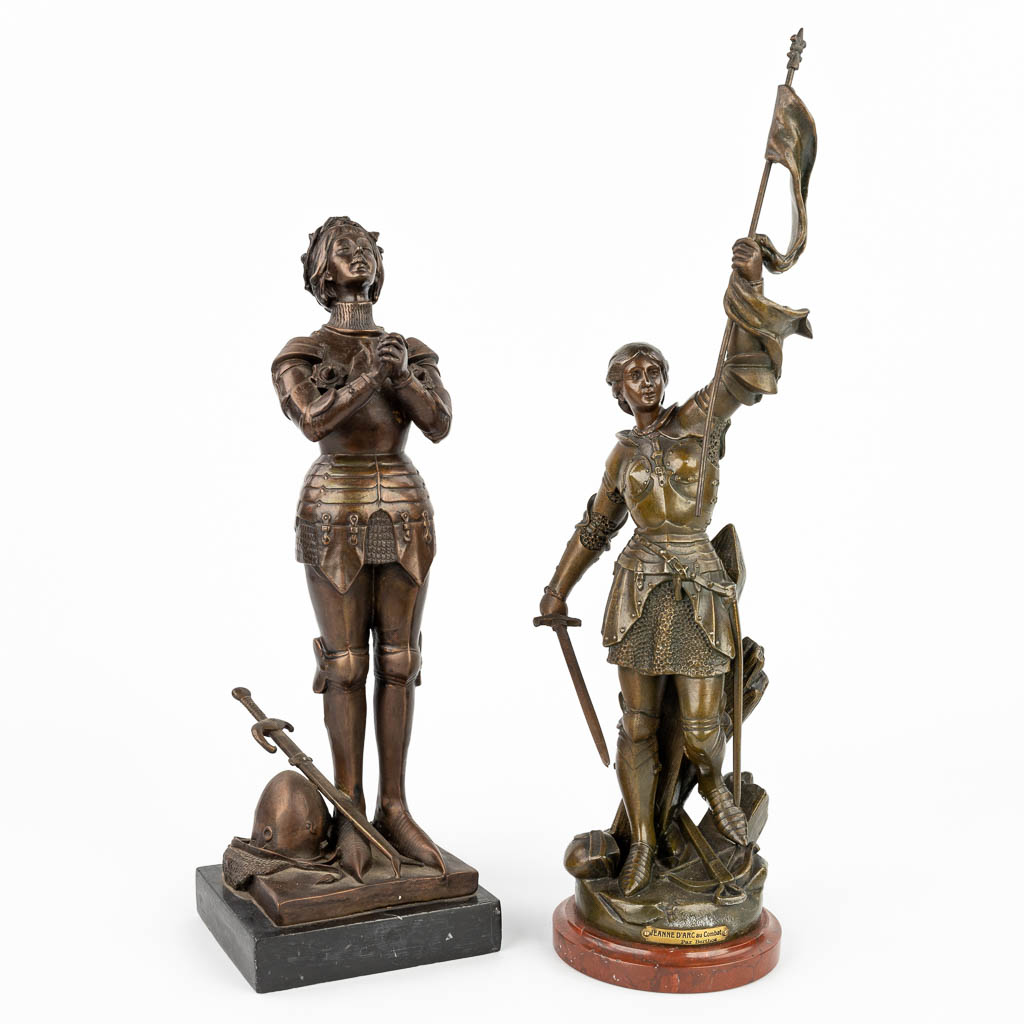 A collection of 2 statues of Jeanne D'arc made of spelter and bronze. (H:50cm)